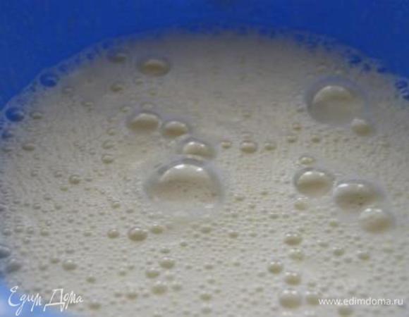 Яйца взбить с сахаром.