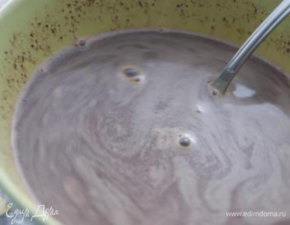 Молоко довести до кипения, но кипятить, растворить шоколад в молоке.