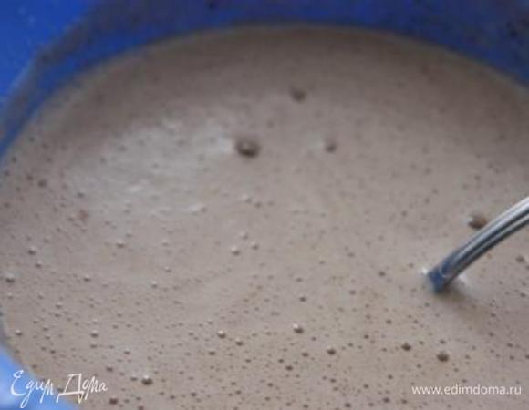 Шоколадное молоко влить в яйца, перемешать.