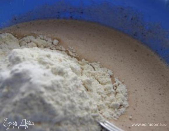 Добавить муку с разрыхлителем, тщательно перемешать.
