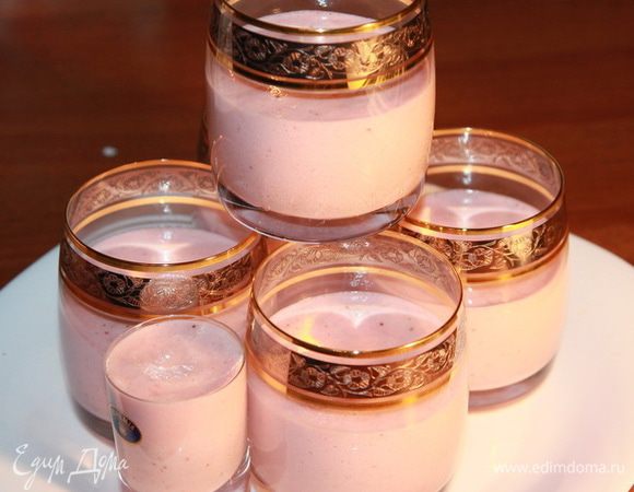 Я разложила мусс в бокалы для виски, что-то мне захотелось красоты...А вот тот маленький водочный стаканчик был предназначен ЛИЧНО МНЕ!!! к утреннему кофе (да простят меня гурманы)...Отправляем все в холодильник на 3 часа.