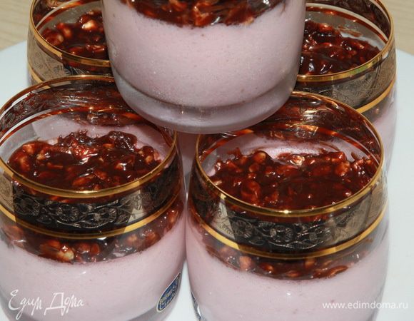 Распускаем на водяной бане горький шоколад, орехи рубим ножом крупными кусочками и отправляем к шоколаду. Вымешиваем на водяной бане и добавляем еще немного сливок, чтобы масса получилась более эластичной, но можно этого и не делать. Достаем мусс из холодильника и выкладываем сверху шоколадно-ореховый слой.  Он схватывается моментально. Можно всех приглашать на дегустацию.