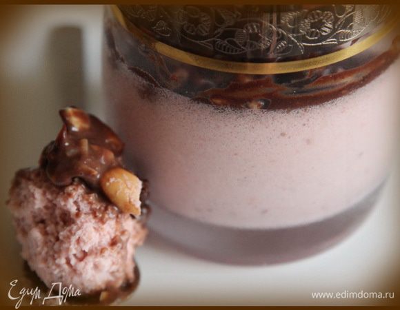 Нам очень понравилось: мусс был вмеру сладким из-за белого шоколада, горький шоколад придал десерту пикантность, а орешки дополнили вкусово. Приятного аппетита! 