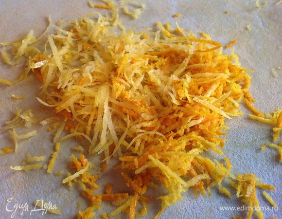 Духовку разогрейте до 200 градусов.
Натрите цедру лимона и апельсина.