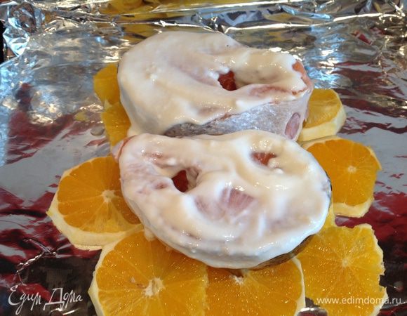 Смажьте рыбу йогуртом.