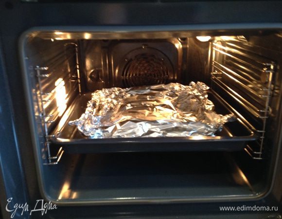 Накройте фольгой и выпекайте в духовке 15 минут.
