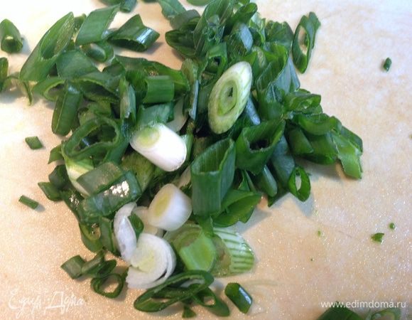Зеленый лук мелко порежьте.