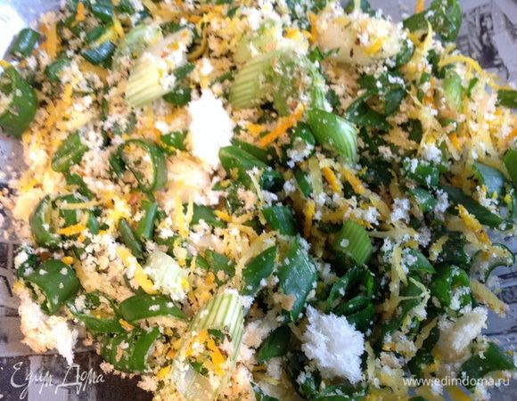 Смешайте цедру лимона, апельсина, лук, хлебные крошки, соль и перец.