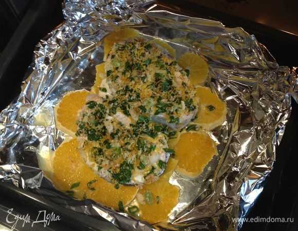 Достаньте рыбу, снимите фольгу, посыпьте этой панировкой филе и запекайте еще 10 минут.