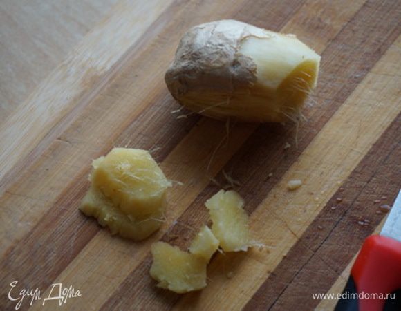 Коктейль готовится быстро и легко. Берем очищенный  имбирь 1.5 см клубень.