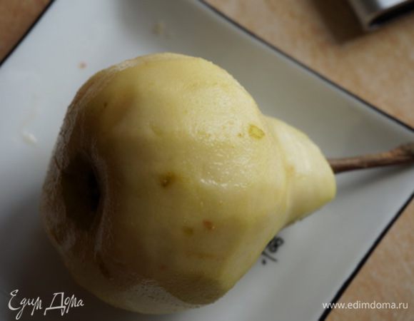 Тем временем нужно подготовить грушу. Очистить от кожуры.