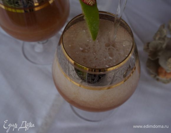 Доливаем охлажденную минеральную воду до края фужера. 