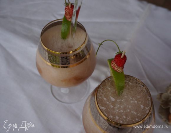 Украшаем долькою лайма, клубникой, по желанию можно добавить лед.
Вот и готов летний напиток. Угощайтесь!