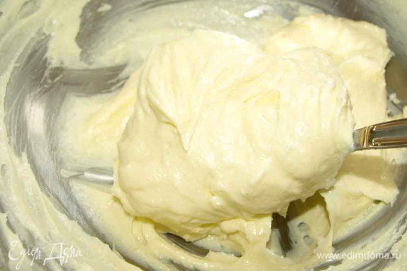 Масло с пудрой взбить в легкий крем. Добавить белок, ваниль, соль. Все взбить. Можно миксером на низкой скорости.