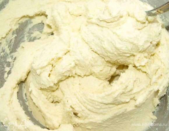 Постепенно добавить муку. Взбить до однородного состояния теста. Тесто должно быть воздушным. Поэтому долго его не надо замешивать. 