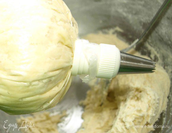 Наполнить кондитерский мешок тестом.