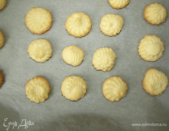 Отправляем в духовку разогретую до 180 градусов на 10-15 минут (зависит от вашей духовки). Печенье не должно сильно зарумяниться. 