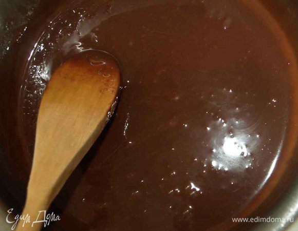 Молочный шоколад растапливаем на водяной бане. Соединяем со сливками до однородного состояния. Остудить и отправить в холодильник на 10 минут.
