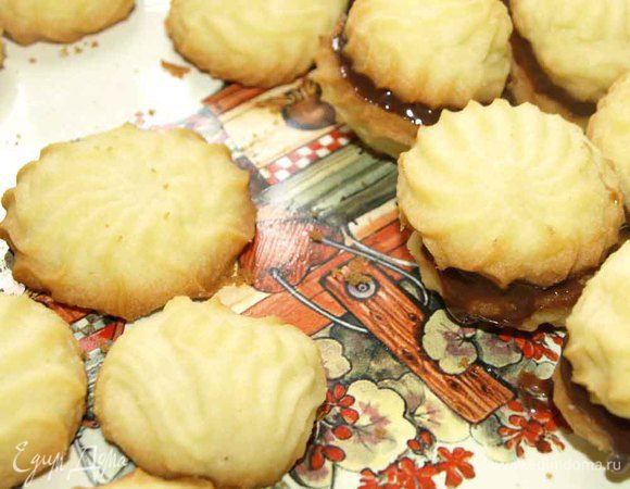 Соединяем половинки печенья ганашем.