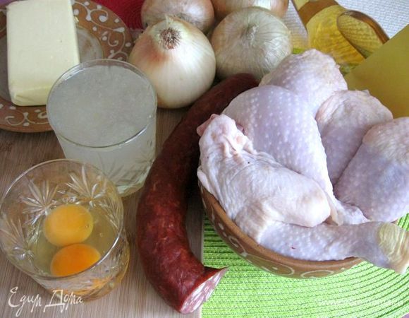 Приготовить все необходимое. Духовку разогреть до 180 градусов. Каждую куриную голень и бедро (можно взять для этого рецепта только голени)  завернуть в фольгу и отправить в духовку на 30 минут. Вынуть, развернуть, охладить.

