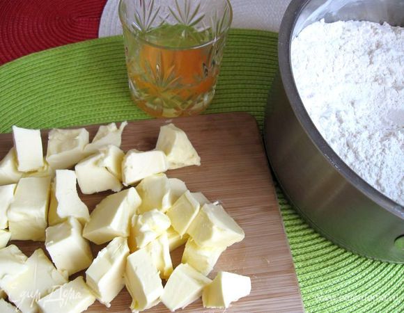 Приготовить тесто:  масло порезать кубиками и охладить (в холодильнике, а не в морозильной камере).