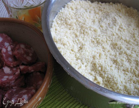  В посуду с мукой добавить соль, перемешать. Потом добавить  масло, немного размять, а потом перетереть ладонями до получения «песка», добавить воду, яйца.  Перемешать. Скатать в шар, убрать в холодильник.



