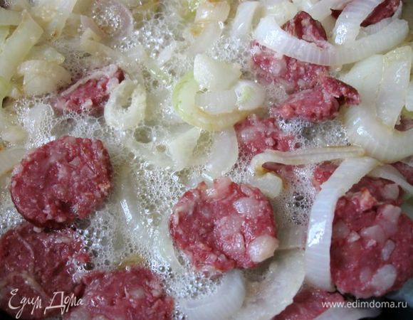 Добавить муку, она должна помочь создать более плотную консистенцию каждого элемента в отдельности и в целом всей начинки. Не снимая с огня, добавить сидр.