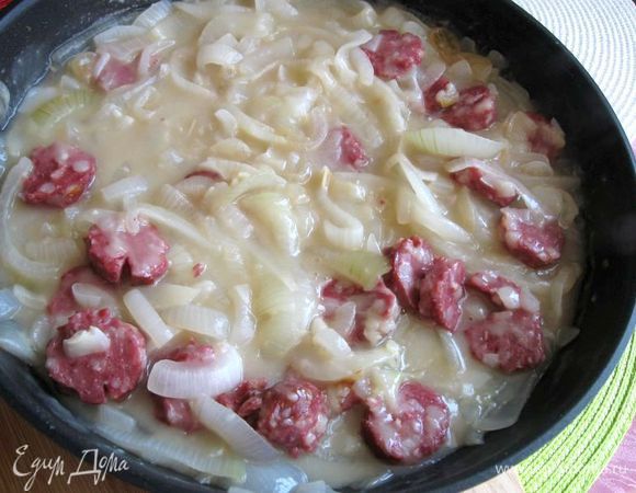 Затем добавить бульон. Вам может понадобиться чуть меньше или чуть больше бульона и сидра, ориентируйтесь на свои ощущения. Потушите немного начинку, чтобы все компоненты соединили вкус.	