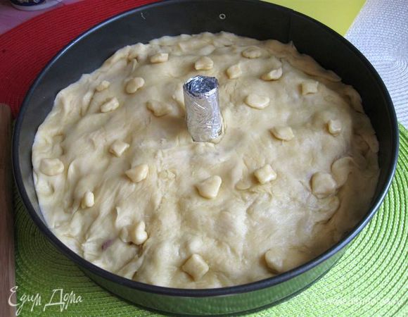 Накрыть верхним кругом теста, соединить края верхнего и нижнего слоя теста. Украсить фигурками из теста. В центре  верхнего слоя  сделать круглое отверстие. С помощью фольги, скрученной в трубочку, сделать приспособление для отвода пара в центре пирога.