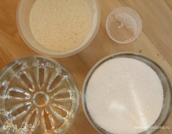 Пока тесто "отдыхает", приготовить начинку. Соединить воду, сахар, соль и манную крупу. Во второй раз я готовила не на воде, а на молоке.