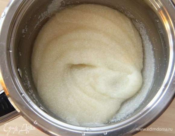 Внимание! Вы можете варить манную крупу по-своему, то есть насыпая крупу в кипящую воду (молоко). НО, уже много лет я готовлю так: смешиваю всё в холодном виде, а потом кашу довожу до кипения при постоянном помешивании - так НИКОГДА в манной каше не будет комочков!!! Итак, сварить манную кашу и дать ей остыть!