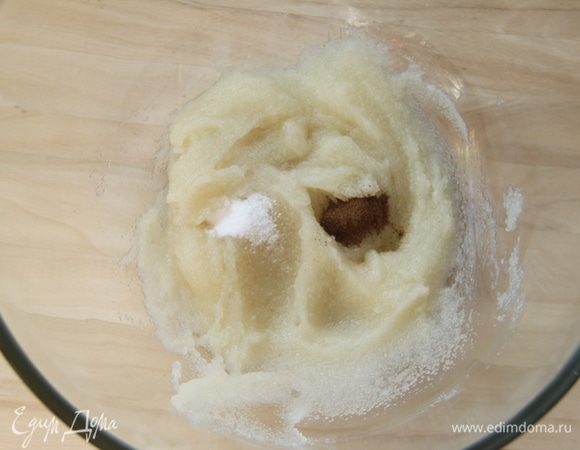 К манной каше добавить ванилин и корицу.