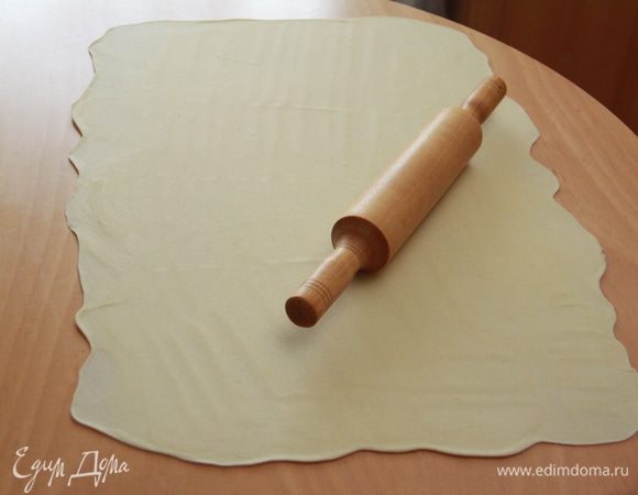 Тесто раскатать как можно более тонко: в идеале как папиросная бумага! У меня получился прямоугольник 75х50см.
