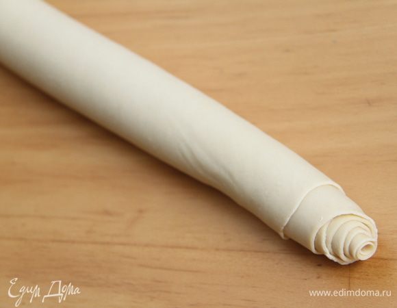 Свернуть тесто рулоном, стараясь делать это максимально плотно. Убрать рулон в холодильник на пару часов. Я оставила в холодильнике на ночь.