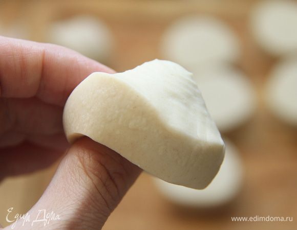 Взять кусочек и выдавить с одного конца так, чтобы получить конус.