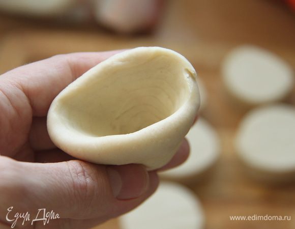 Получились такие конусы-ракушки. Конечно, чем больше слоёв в рулоне, тем более слоёной будет раковина.