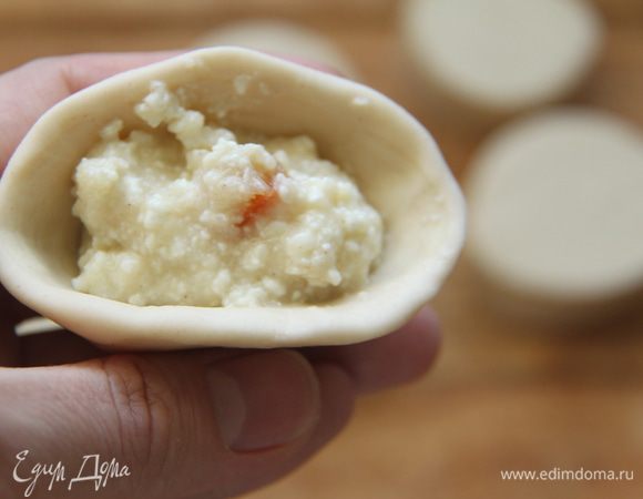 Наполнить трубочку начинкой.