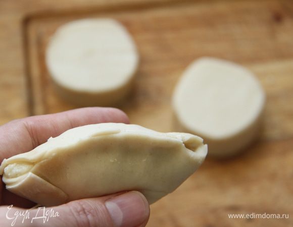 Широкий край закрыть, соединив и прижав.