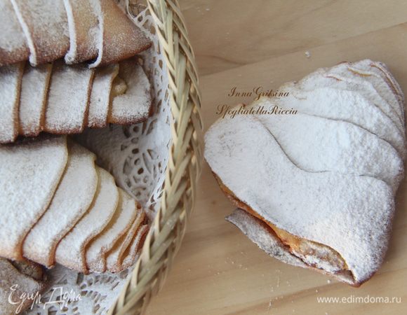 Дать трубочкам остыть. Присыпать сахарной пудрой. Употребить лучше сразу, свежими.