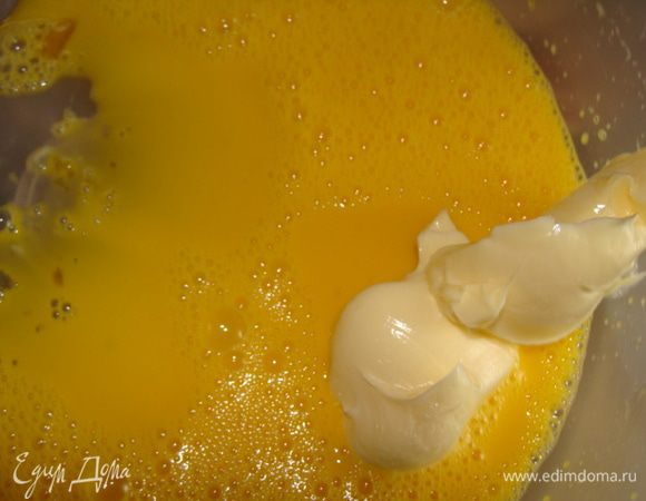 1.Агар замочить на пару часов.
2.Готовим бисквит. Желтки и белки разделить. К желткам добавить масло, молоко, ванилин, разрыхлитель и просеянную муку с крахмалом. Замесить несильно густое тесто.