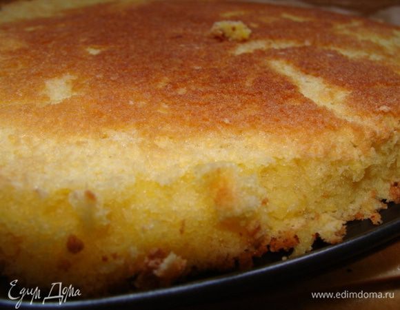 Белки взбить в крепкую пену с сахаром. Вмешать аккуратно в желтковую массу в два приема. Вылить в застеленную бумагой форму. Выпечь при температуре 190 гр около 30-40 мин. 