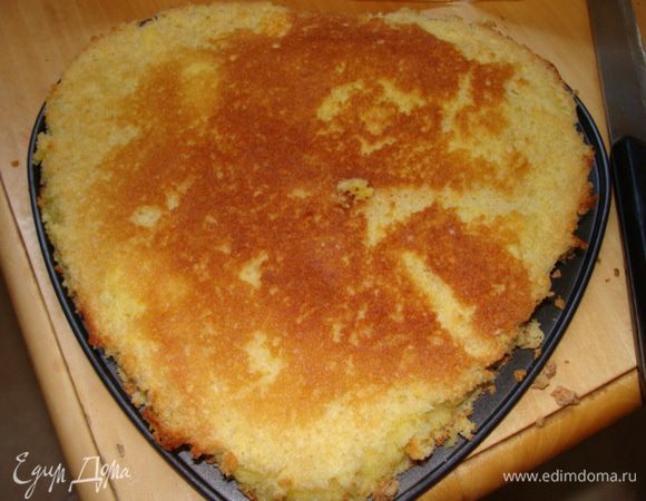 Бисквит остудили в форме, провели ножом между формой и бисквитом, вытащили его и обрезали сухие края.