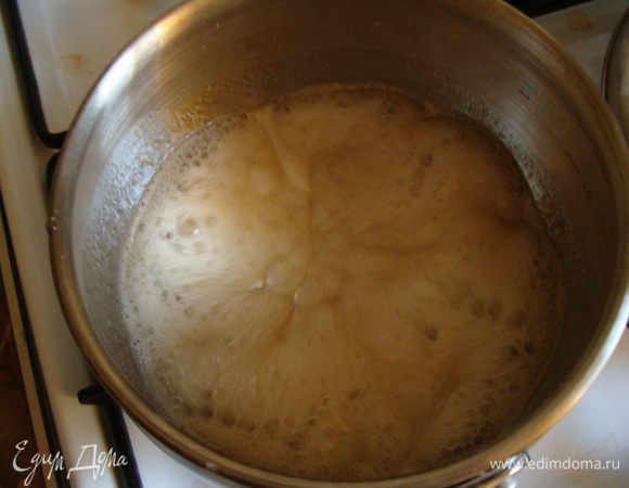 Застелили форму бумагой. Собрали ее и положили туда бисквит.
Теперь готовим суфле. Пошаговых фото мало, потому как этот процесс требует ловкости и занятости обеих рук.
1.Размягченное сливочное масло взбить с вареным сгущенным молоком, добавить коньяк и недалеко отставить.
2. Агар замоченный в воде поставить на огонь, довести до кипения.