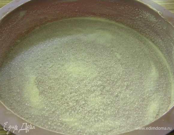 Включаем духовку на 160 гр. форму смазываем сл. маслом и посыпаем сахаром.