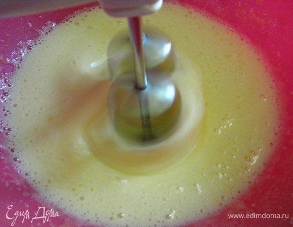 Добавляем муку с разрыхлителем и перемешиваем.