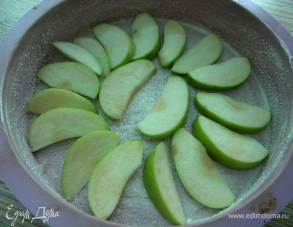 В форму выкладываем яблоки.