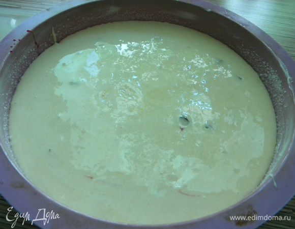 Сверху заливаем тестом и в духовку на 30 минут.