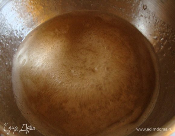 Смесь начала пузыриться, снять с огня и добавить сахар.
3. Варим сироп минуты 3 на небольшом огне, постоянно помешивая.
4. Начинаем взбивать охлажденные белки, в конце добавить лимонную кислоту.
Не прекращая взбивания, смотрим на сироп, если ниточка при поднятии из сиропа ложки ТЯНЕТСЯ, значит он готов. Уменьшаем огонь. 
Белки должны уже взбиться в густую пену.