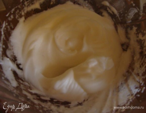 Теперь ставим скорость миксера на максимум и вливаем сахарный сироп струйкой в белки возле лопастей миксера. ВАЖНО!!!! Белки не прекращать взбивать с самого начала и до конца готовки, следить за тем, чтобы они не пере взбились. 
Когда сироп попал в белки, масса сильно увеличилась в объеме. Взбиваем секунд 5 и высыпаем туда масло со сгущенкой, взбиваем до однородности. Масса немного упадет.
5. Быстренько все выливаем в форму.