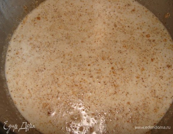 Теперь наливаем в кастрюльку молоко, выливаем размоченный в небольшом количестве воды агар, добавляем кофе. У меня был в пакетиках "Капучино", ароматный такой, поэтому сахар я не добавляла. Здесь можно поэкспериментировать с ароматами на ваш вкус. 